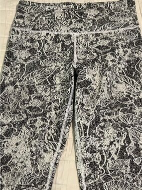 Athleta Black & White Floral-Print High-Rise Leggings